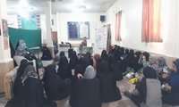 برگزاری جلسه آموزشی توسط مسئول مرکز خدمات جامع سلامت مسکن مهر امام رضا (ع) در مسجد این محله